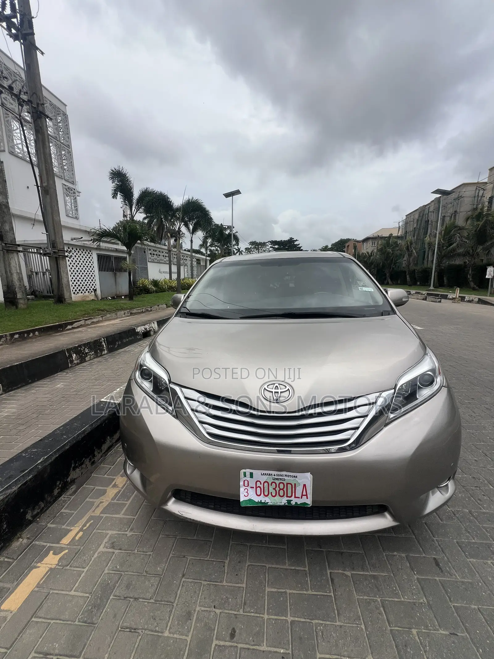 Toyota Sienna Limited Premium 7 Passenger (3.5L 6cyl 8A) 2017 Gold