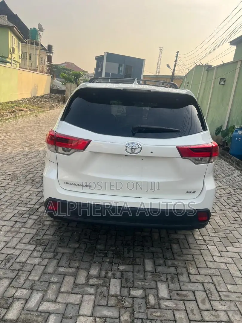 Toyota Highlander XLE 4x2 V6 (3.5L 6cyl 8A) 2018 White
