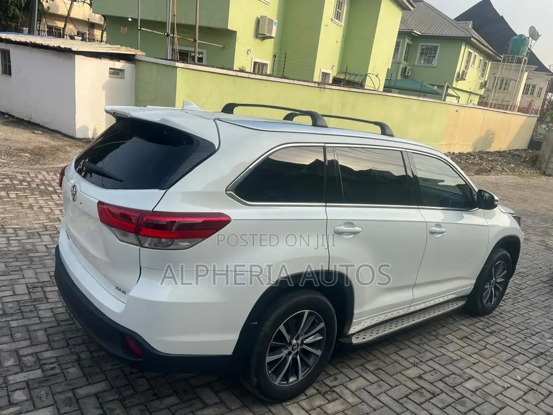 Toyota Highlander XLE 4x2 V6 (3.5L 6cyl 8A) 2018 White