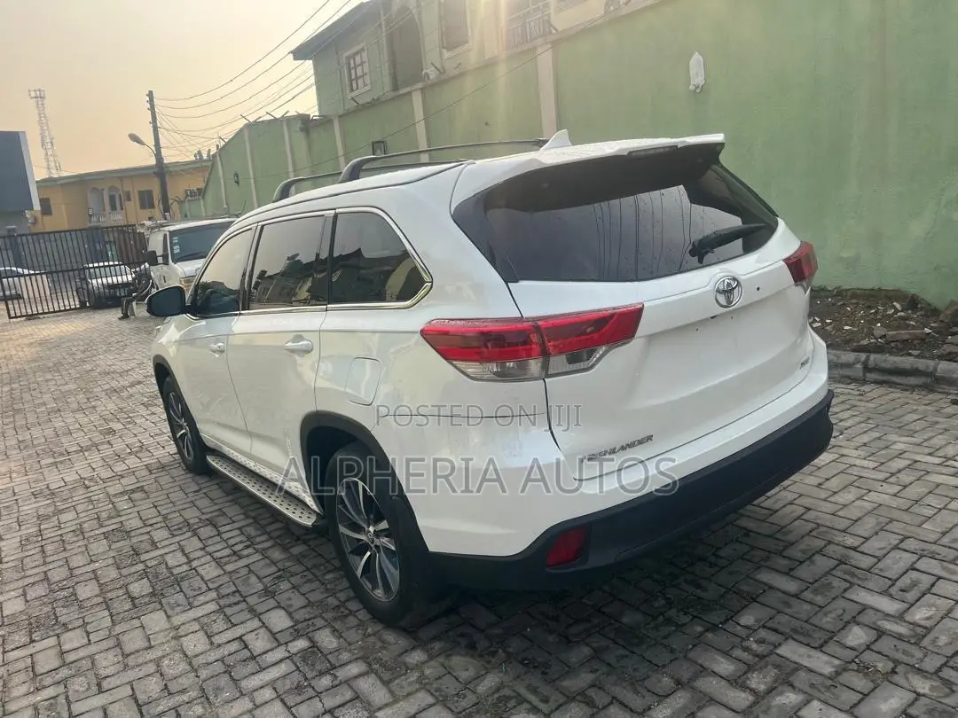 Toyota Highlander XLE 4x2 V6 (3.5L 6cyl 8A) 2018 White