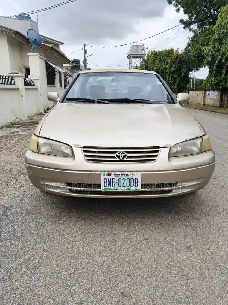 Toyota Camry 2001 Gold