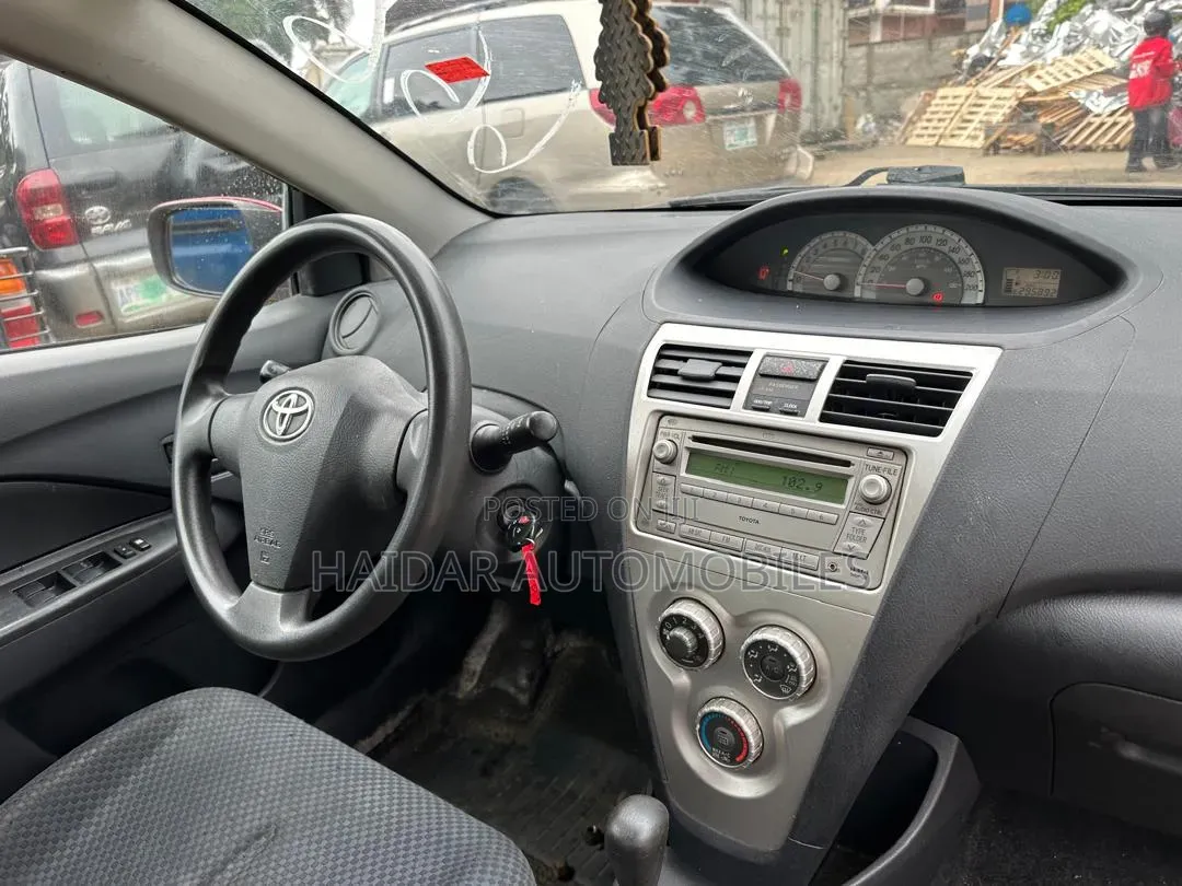 Toyota Yaris 2010 Maroon