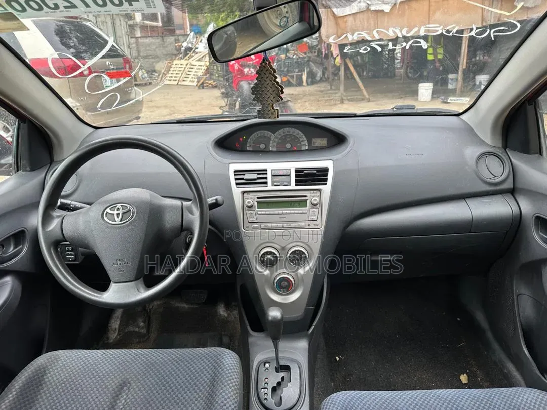 Toyota Yaris 2010 Maroon