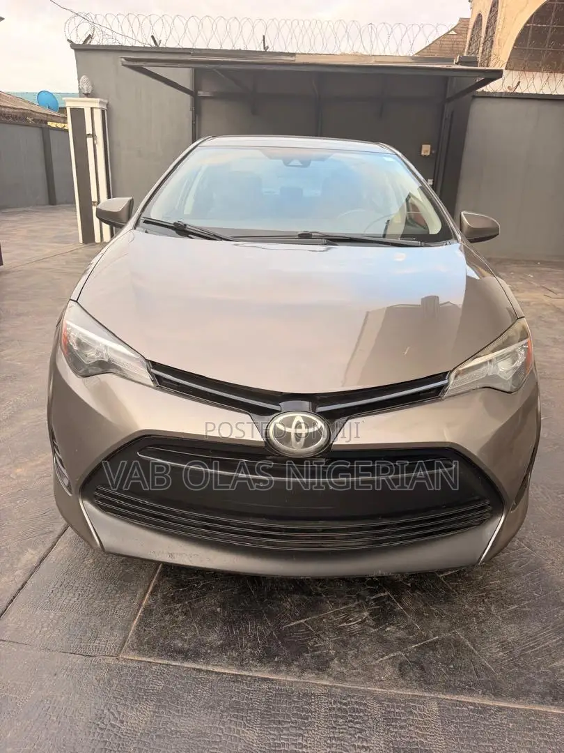Toyota Corolla LE (1.8L 4cyl 2A) 2018 Brown