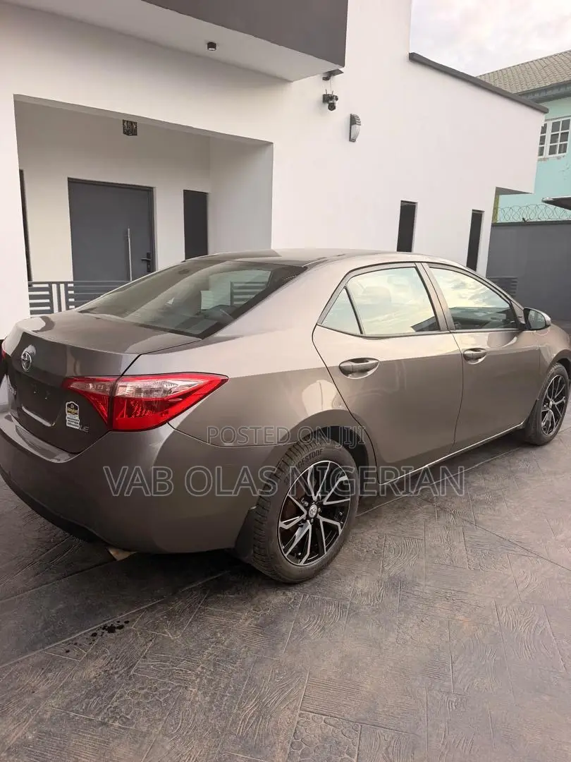 Toyota Corolla LE (1.8L 4cyl 2A) 2018 Brown