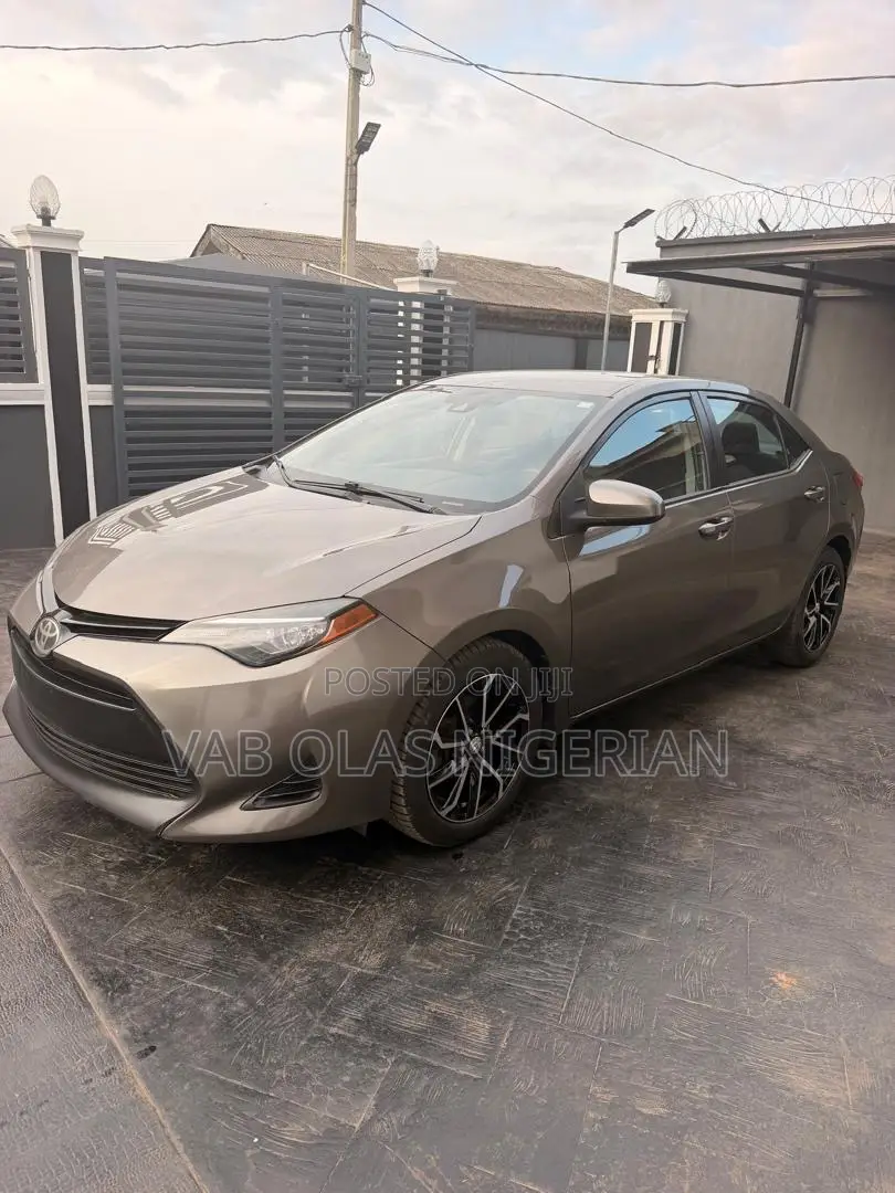 Toyota Corolla LE (1.8L 4cyl 2A) 2018 Brown