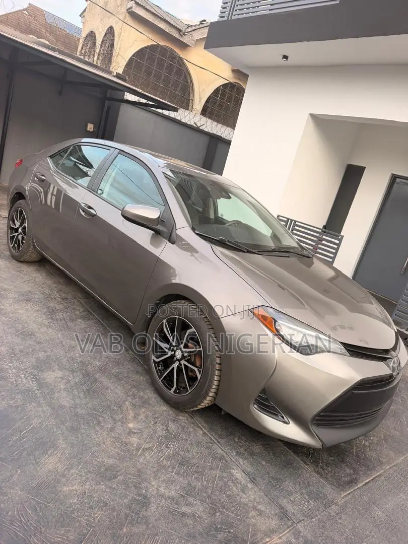 Toyota Corolla LE (1.8L 4cyl 2A) 2018 Brown