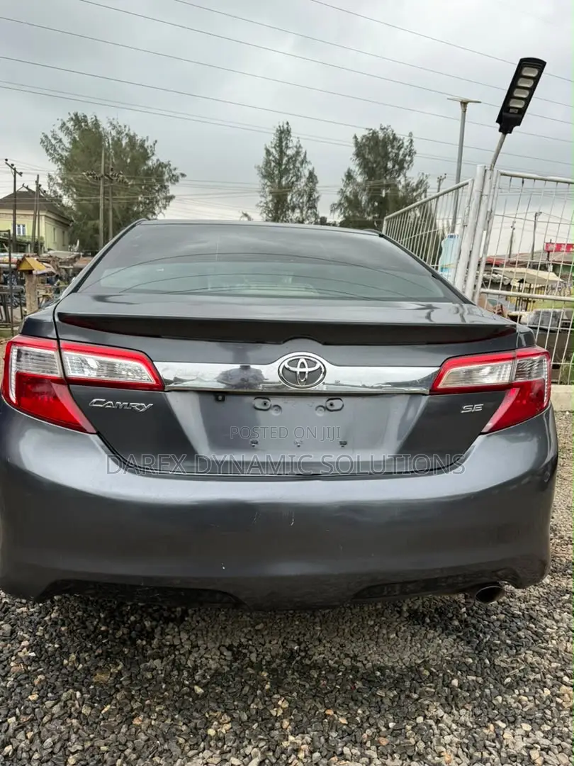Toyota Camry SE 4dr Sedan (2.5L 4cyl 6A) 2012 Gray