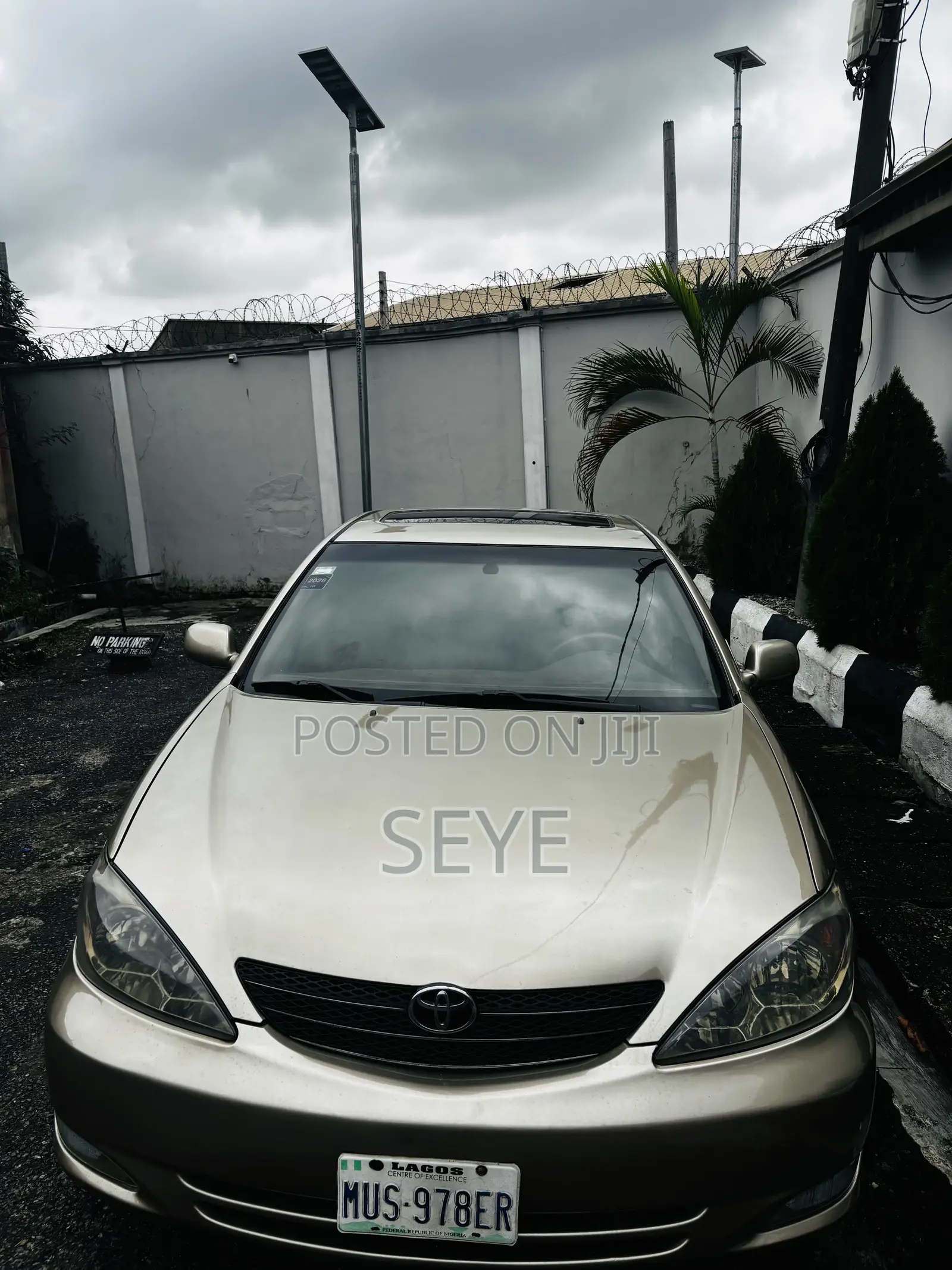 Toyota Camry XLE 4dr Sedan (2.4L 4cyl 4A) 2004 Gold