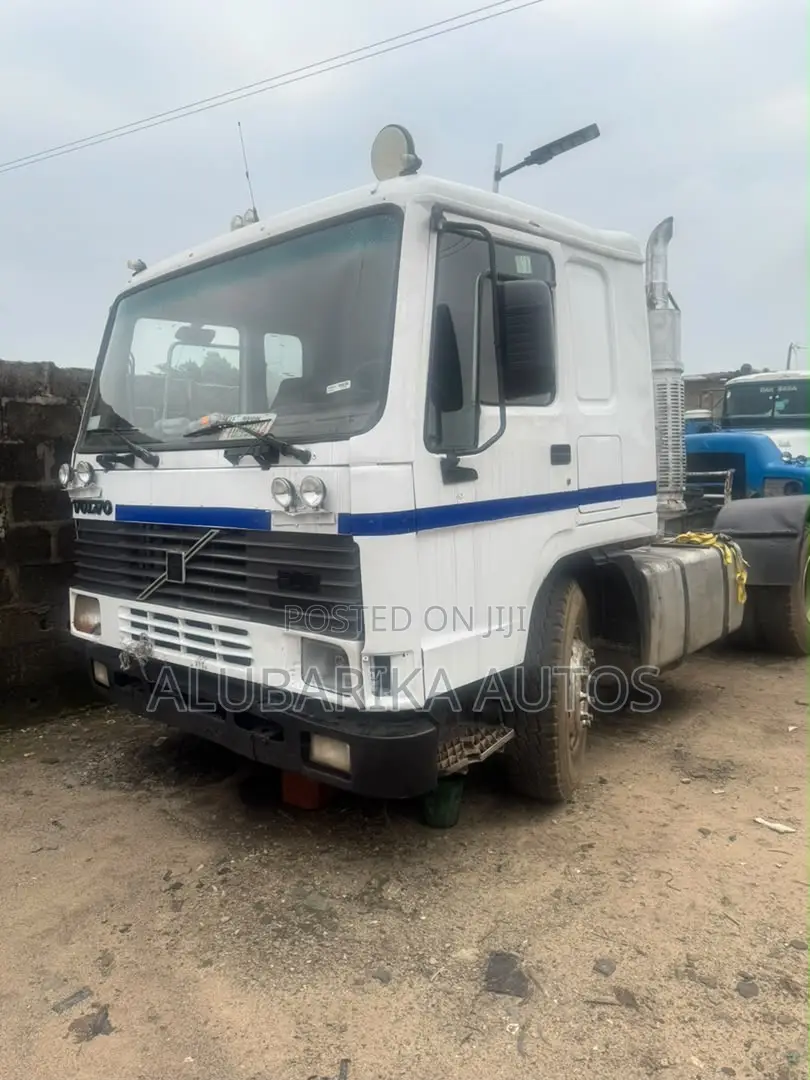 Volvo Heavy-Duty Trucks 2000 White