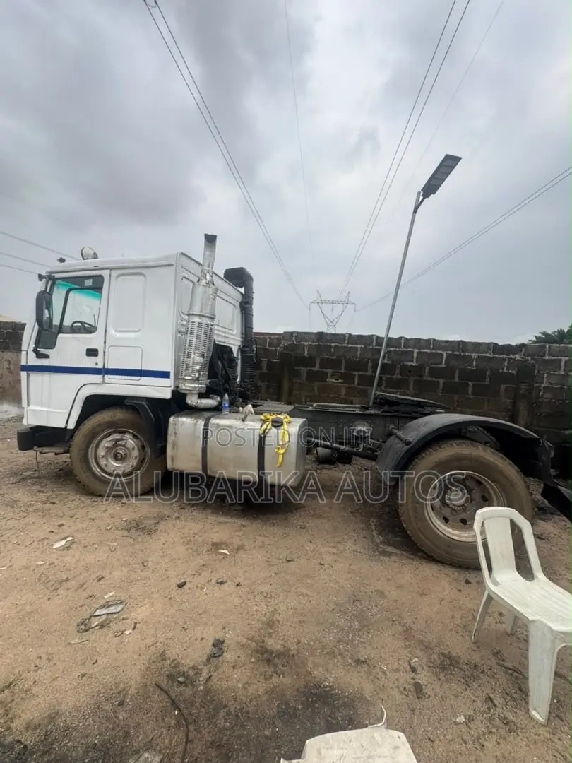 Volvo Heavy-Duty Trucks 2000 White