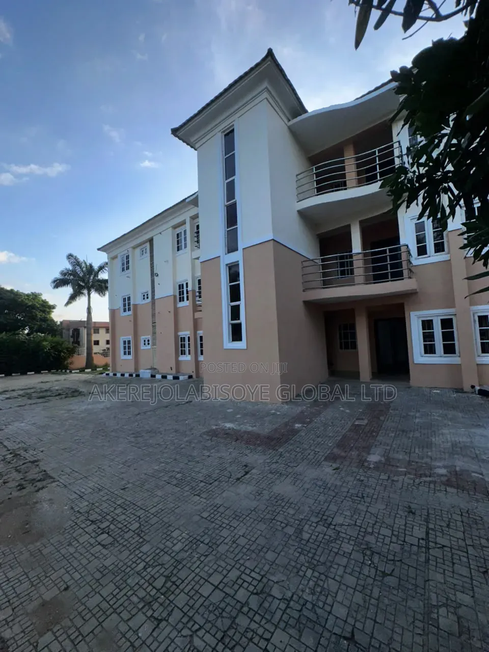 3bdrm Block of Flats in Wuse Zone Abuja for rent