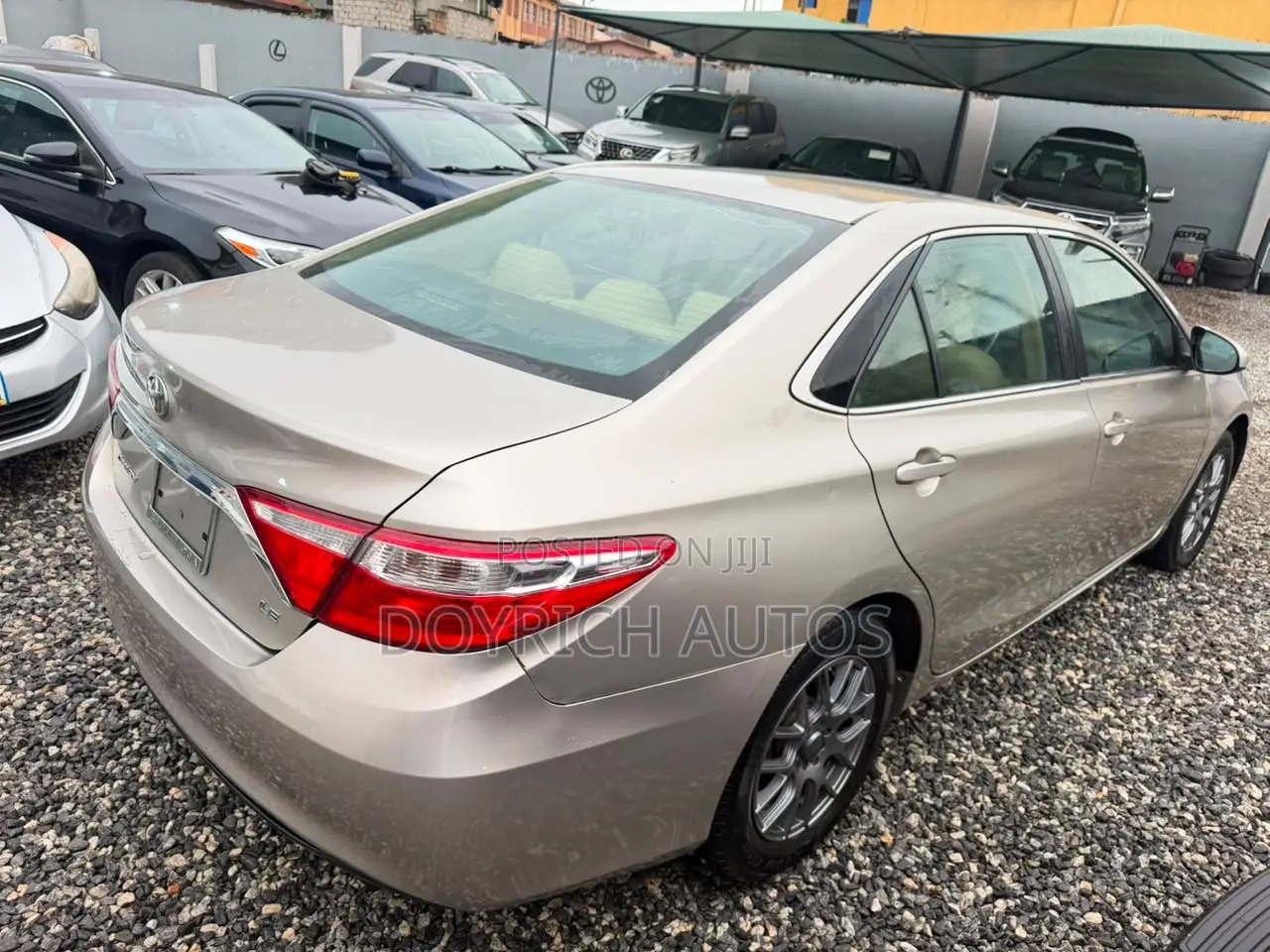 Toyota Camry SE 4dr Sedan (2.5L 4cyl 6A) 2015 Gold