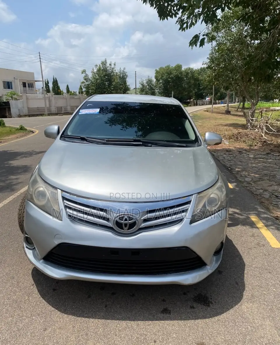 Toyota Avensis 2013 Silver