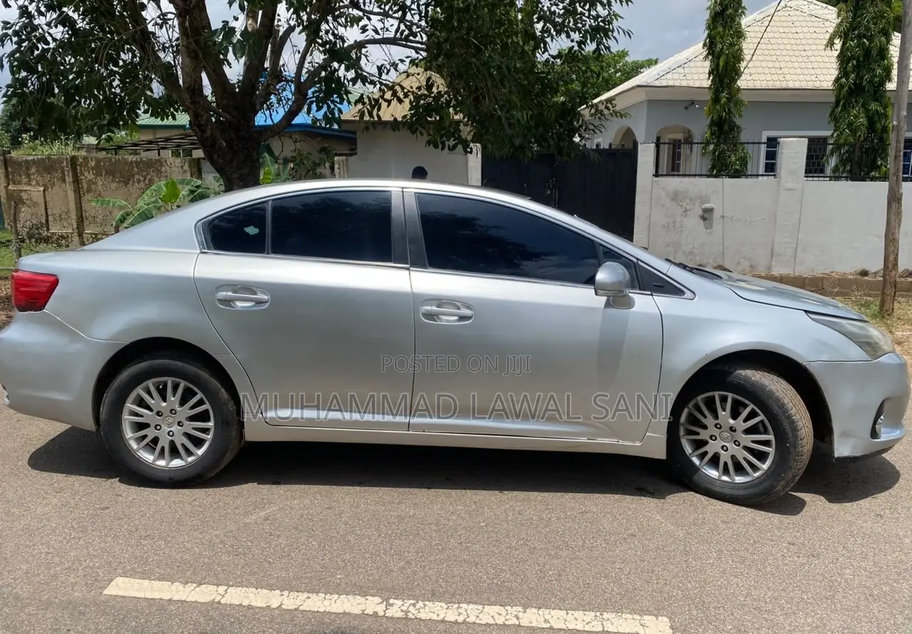 Toyota Avensis 2013 Silver