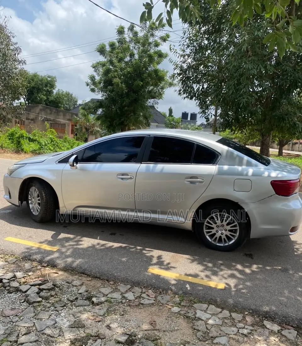 Toyota Avensis 2013 Silver