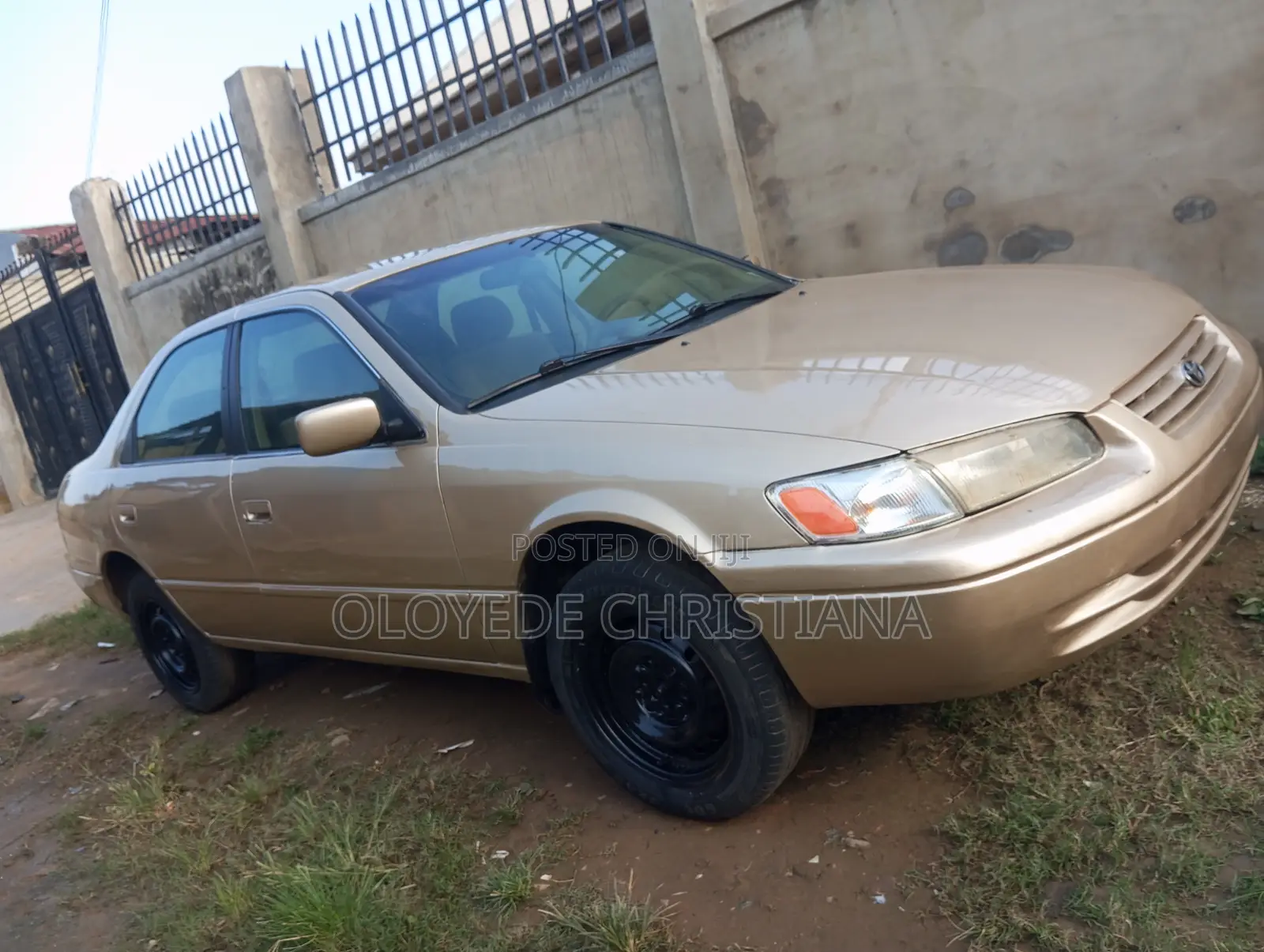 Toyota Camry LE 4dr Sedan (2.2L 4cyl 4A) 2000 Gold