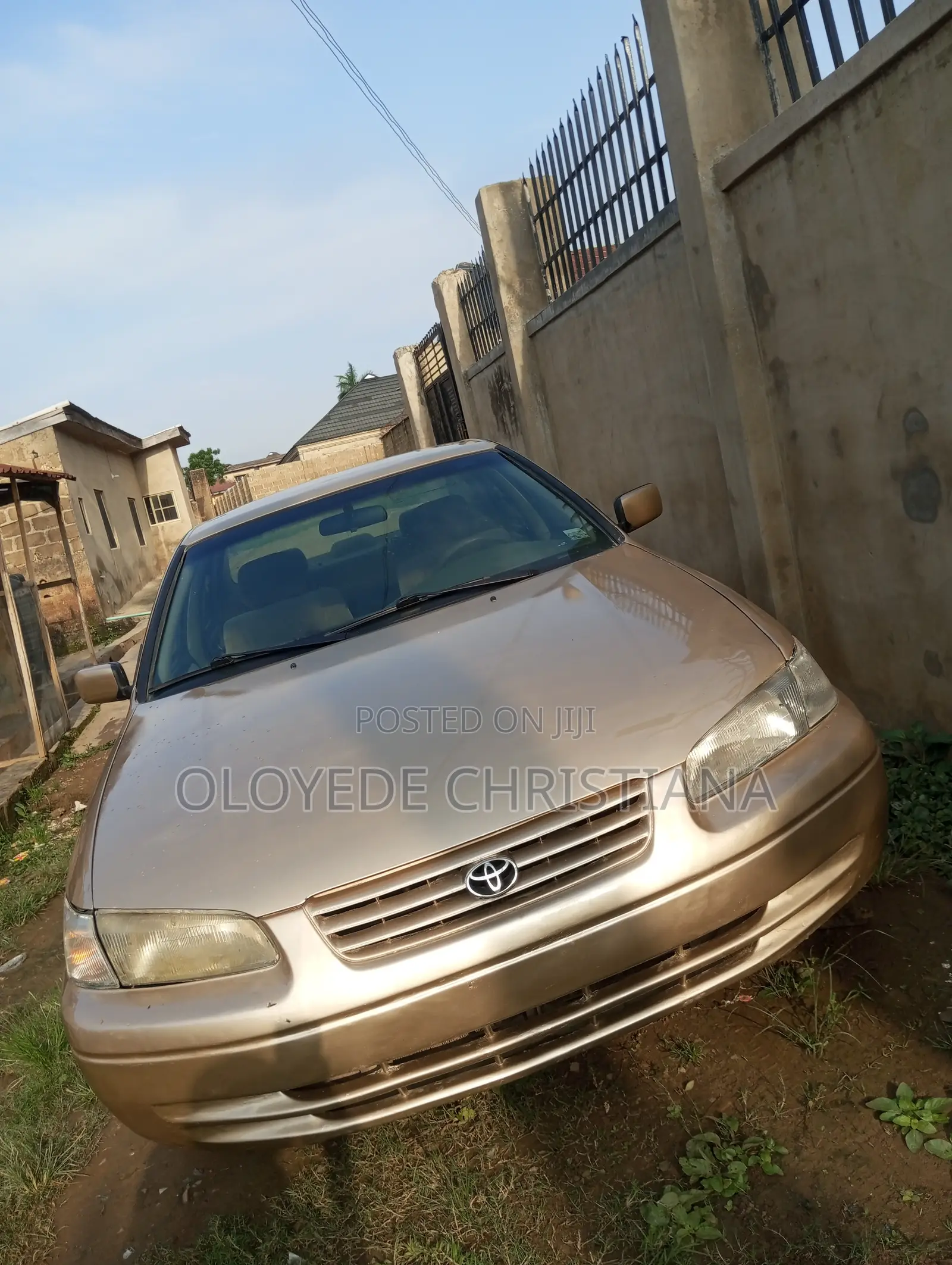 Toyota Camry LE 4dr Sedan (2.2L 4cyl 4A) 2000 Gold