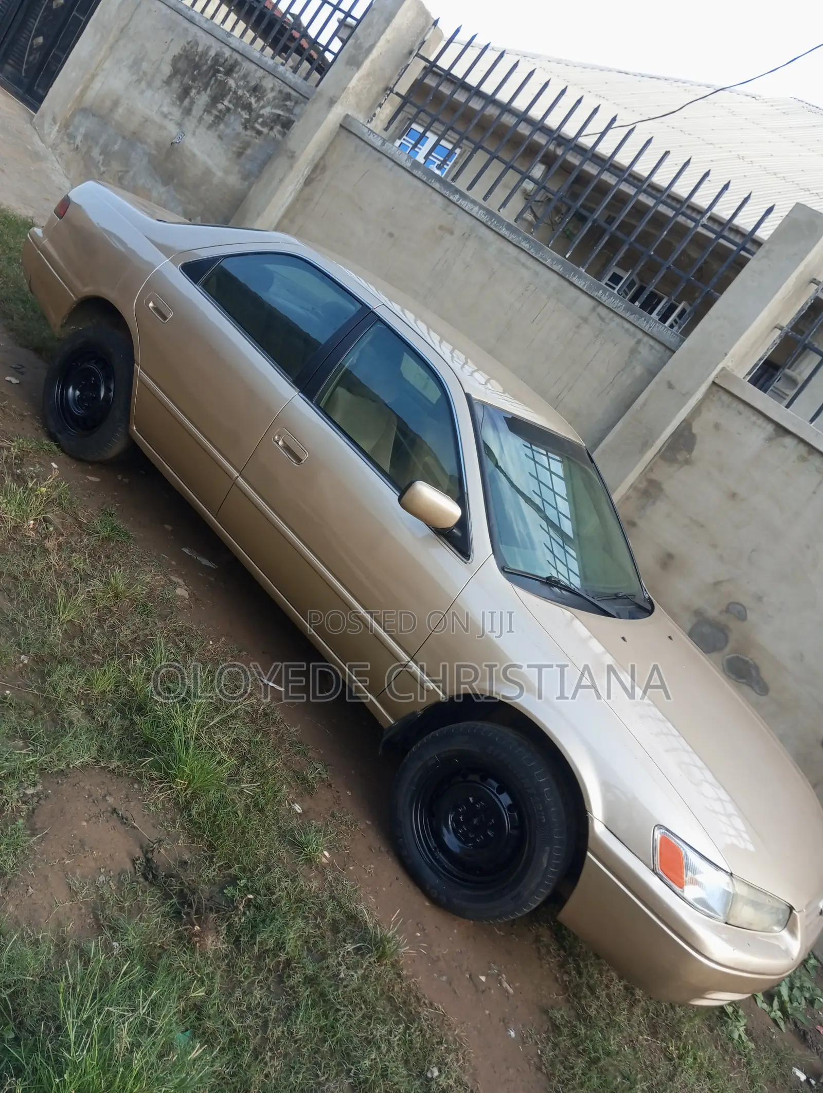 Toyota Camry LE 4dr Sedan (2.2L 4cyl 4A) 2000 Gold