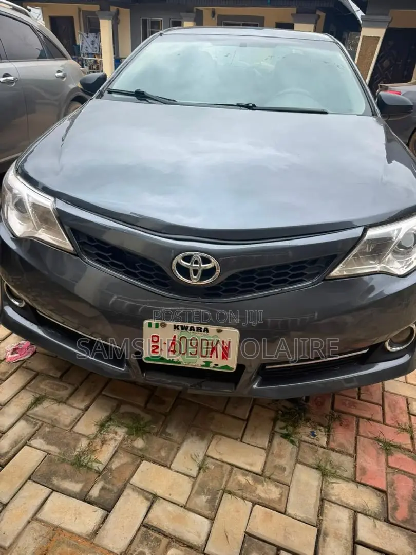 Toyota Camry SE 4dr Sedan (2.5L 4cyl 6A) 2013 Gray
