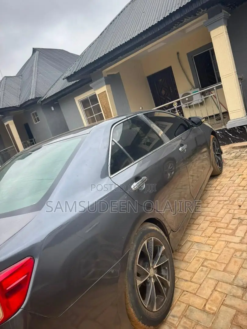 Toyota Camry SE 4dr Sedan (2.5L 4cyl 6A) 2013 Gray