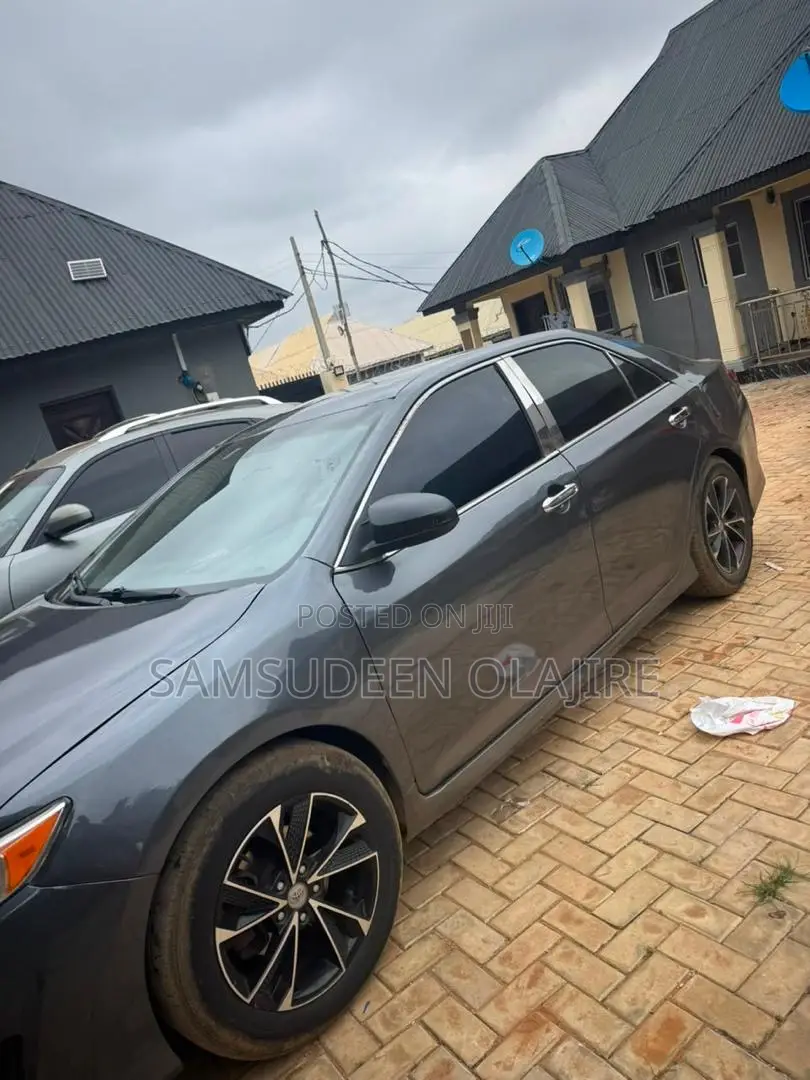 Toyota Camry SE 4dr Sedan (2.5L 4cyl 6A) 2013 Gray