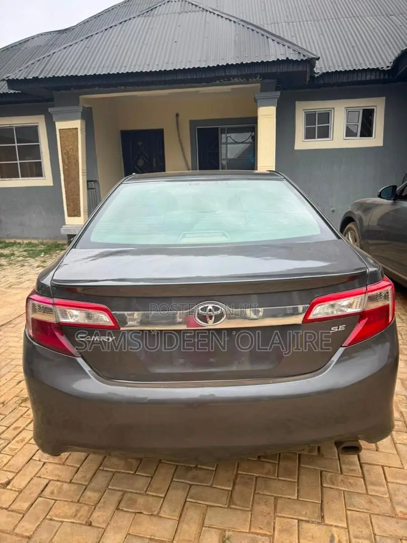 Toyota Camry SE 4dr Sedan (2.5L 4cyl 6A) 2013 Gray