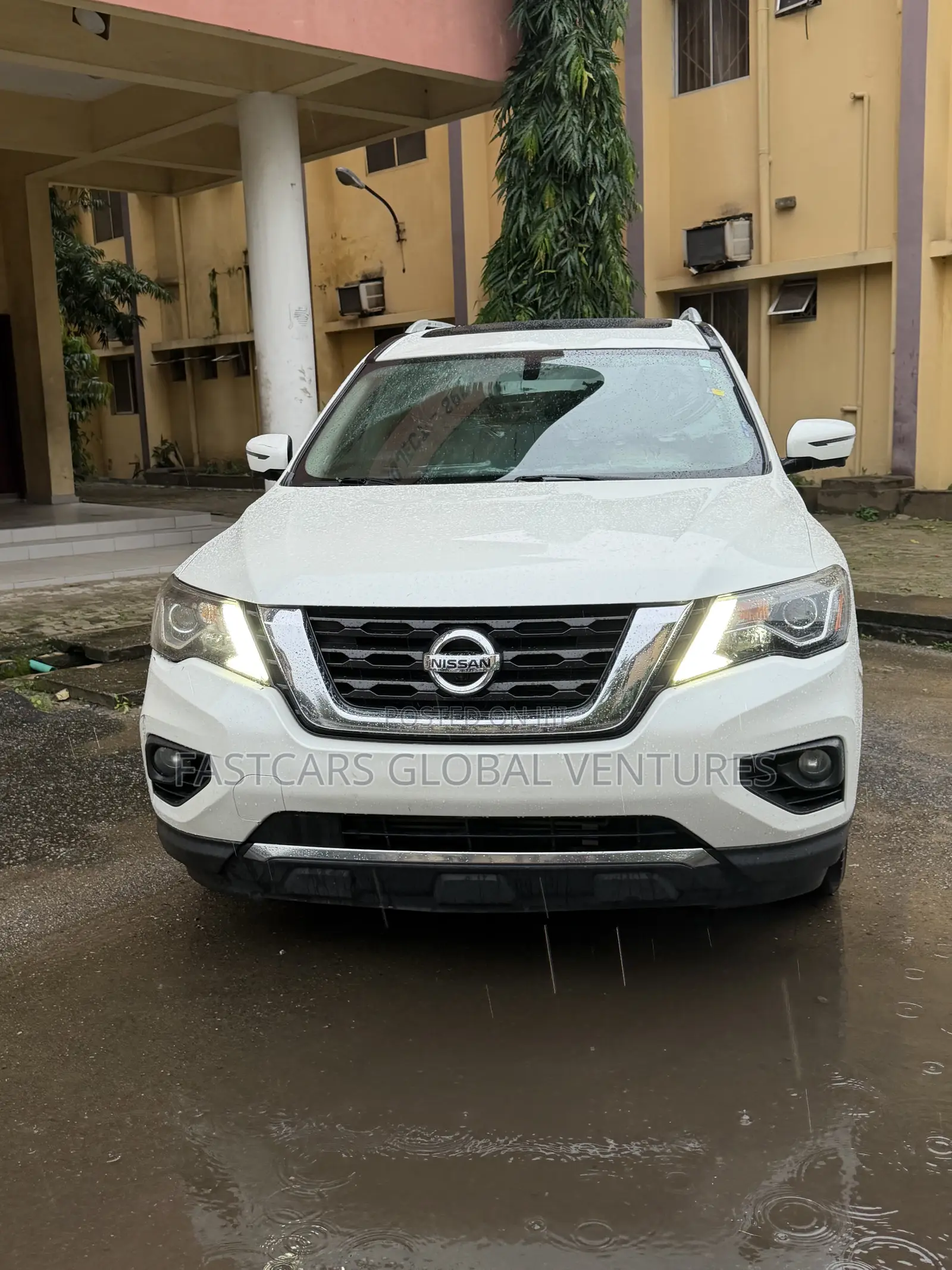 Nissan Pathfinder SL 2018 White