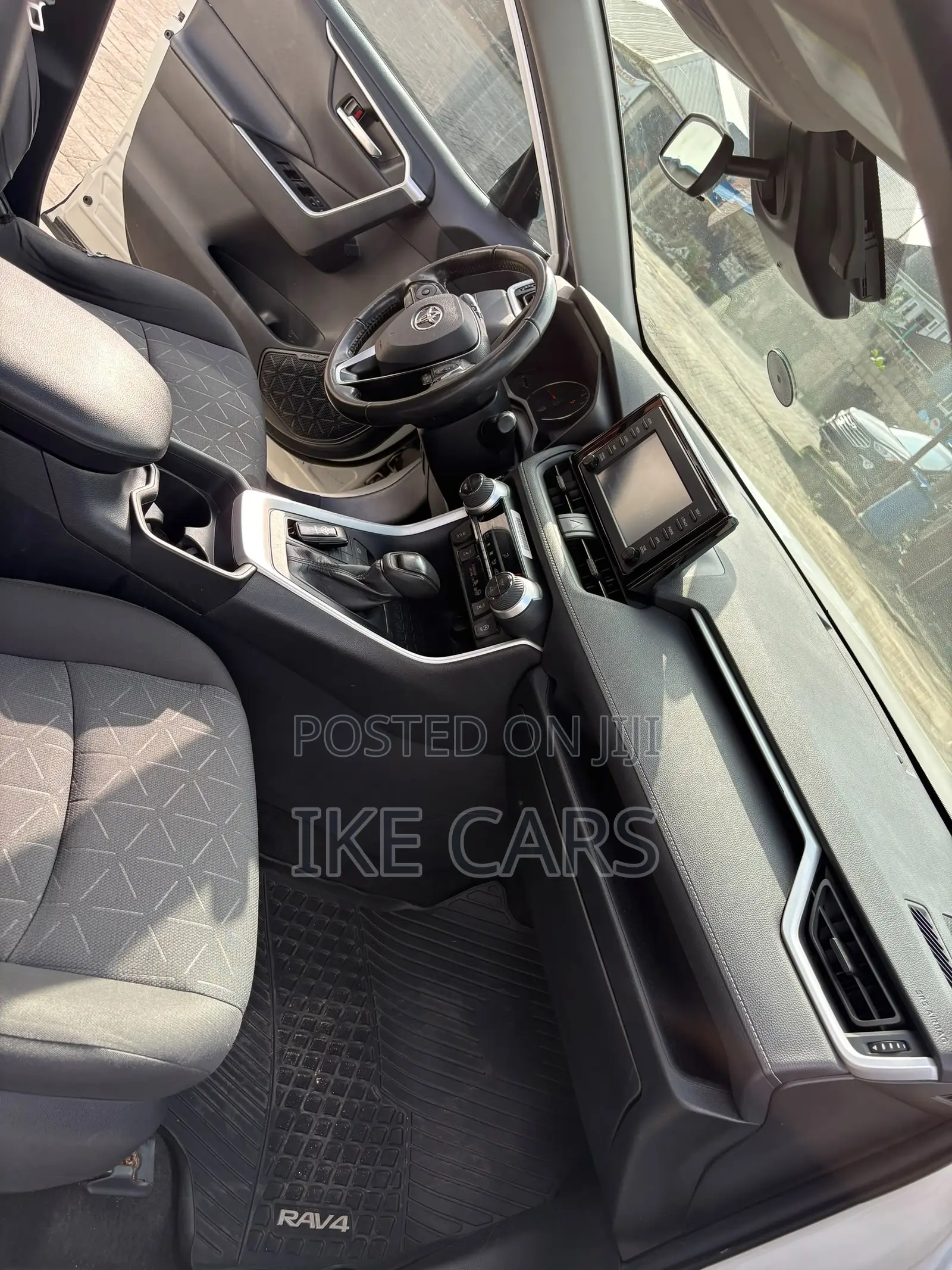 Toyota RAV4 XLE 2022 White