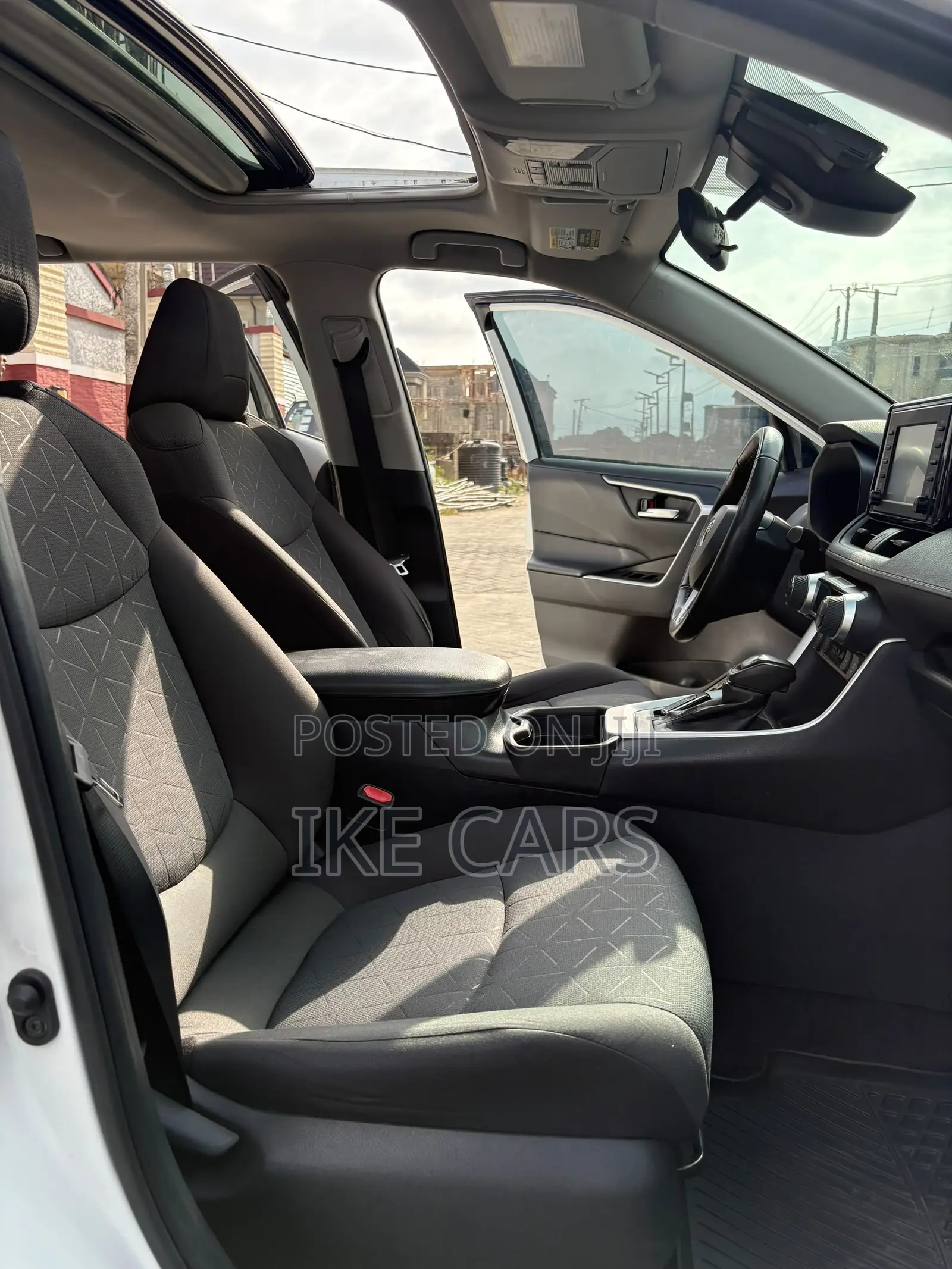 Toyota RAV4 XLE 2022 White
