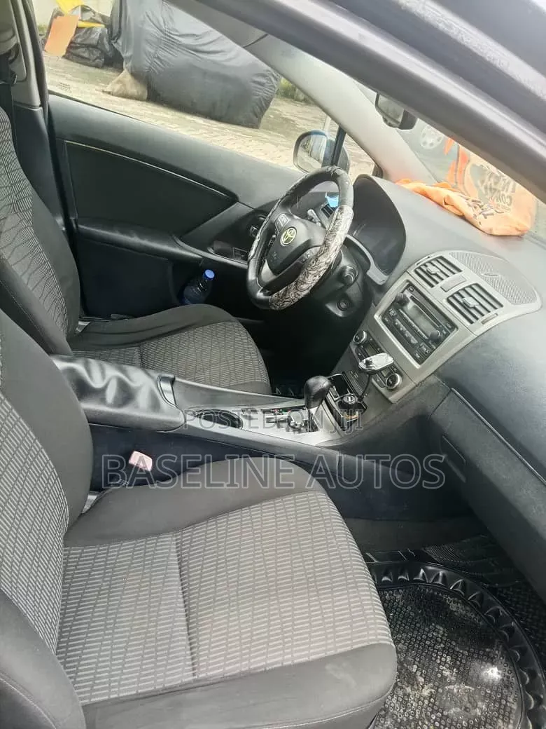 Toyota Avensis 2011 Black