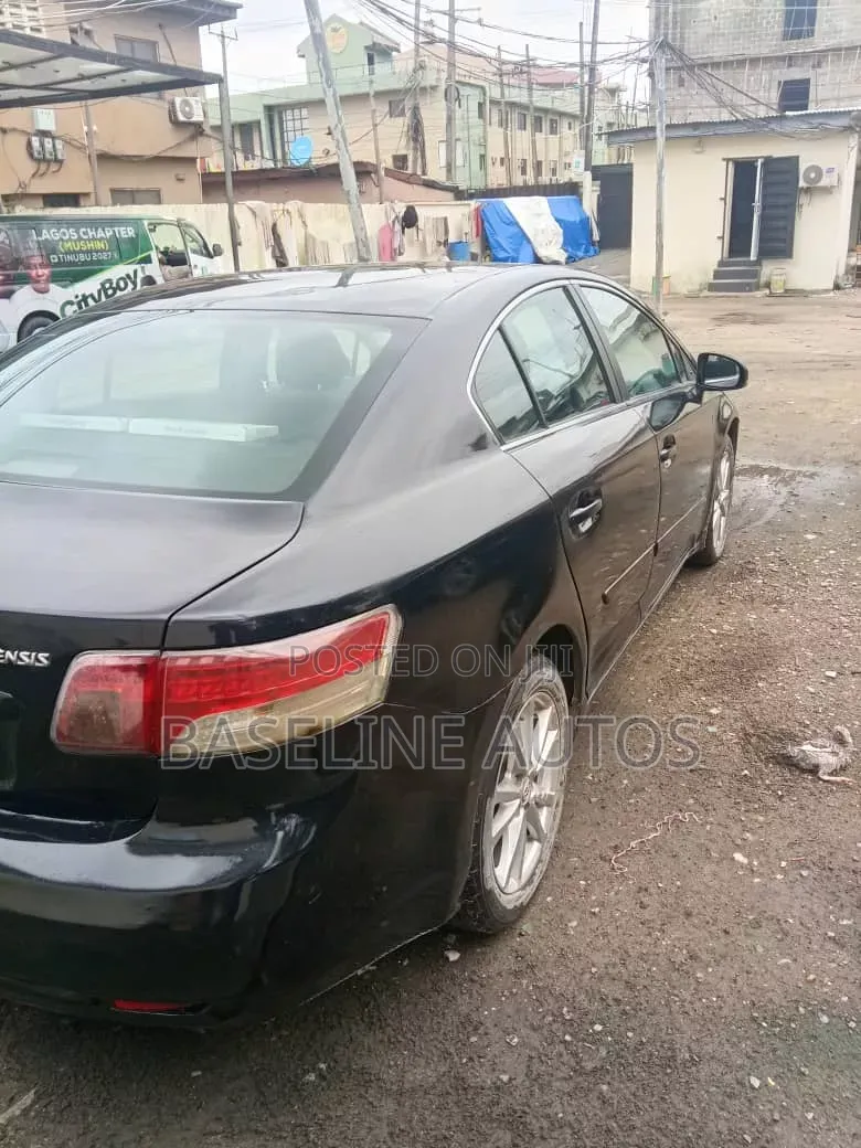 Toyota Avensis 2011 Black