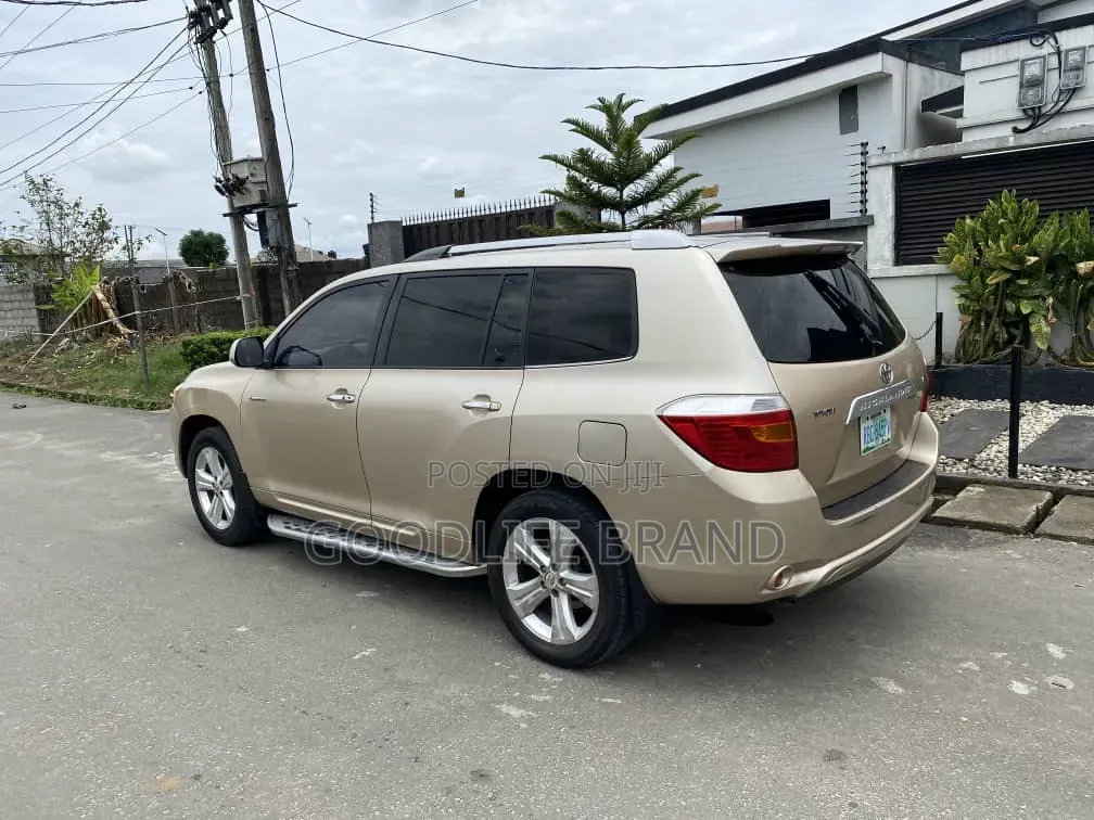 Toyota Highlander SE 2010 Gold