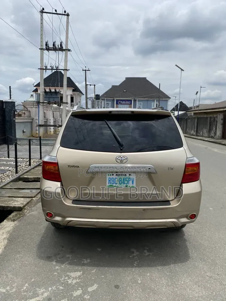 Toyota Highlander SE 2010 Gold