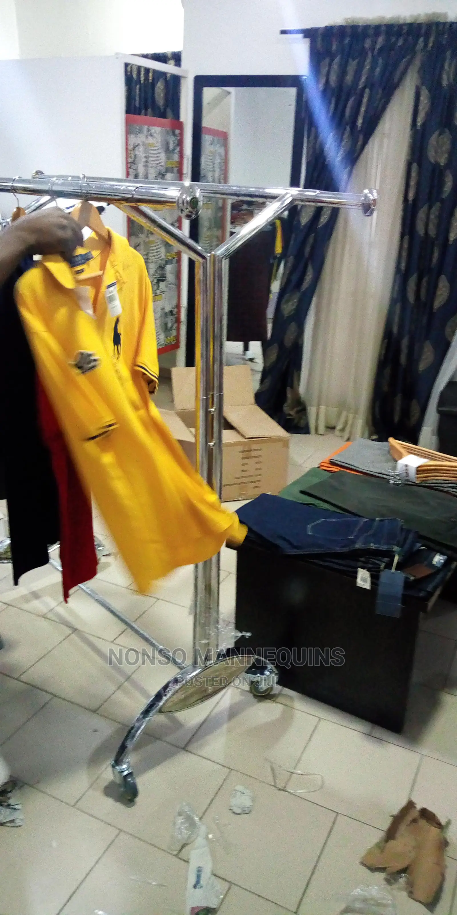 Armspread Dual Clothes Rack For Displaying Clothes