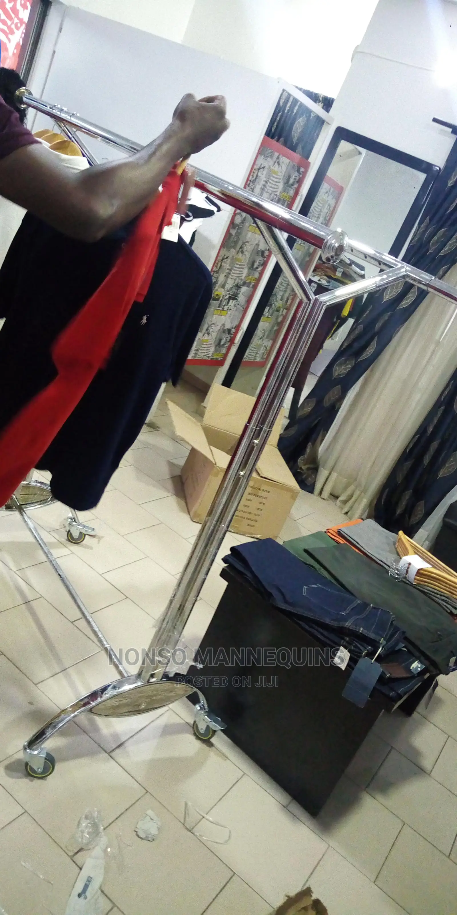 Armspread Dual Clothes Rack For Displaying Clothes