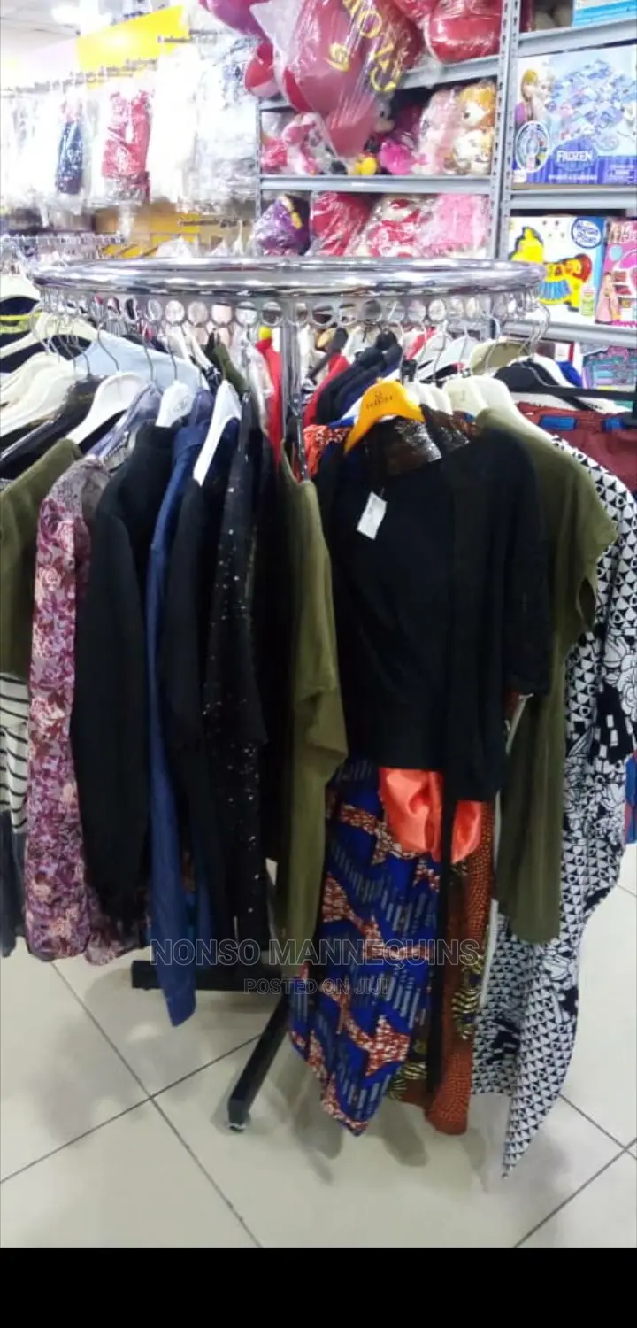 Up Down Clothes Racks Display For Boutiques