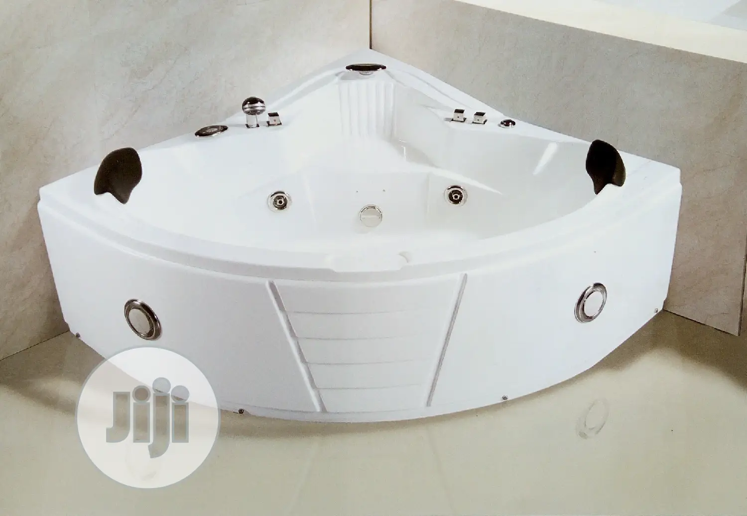 Quality Jacuzzi 135 × 135