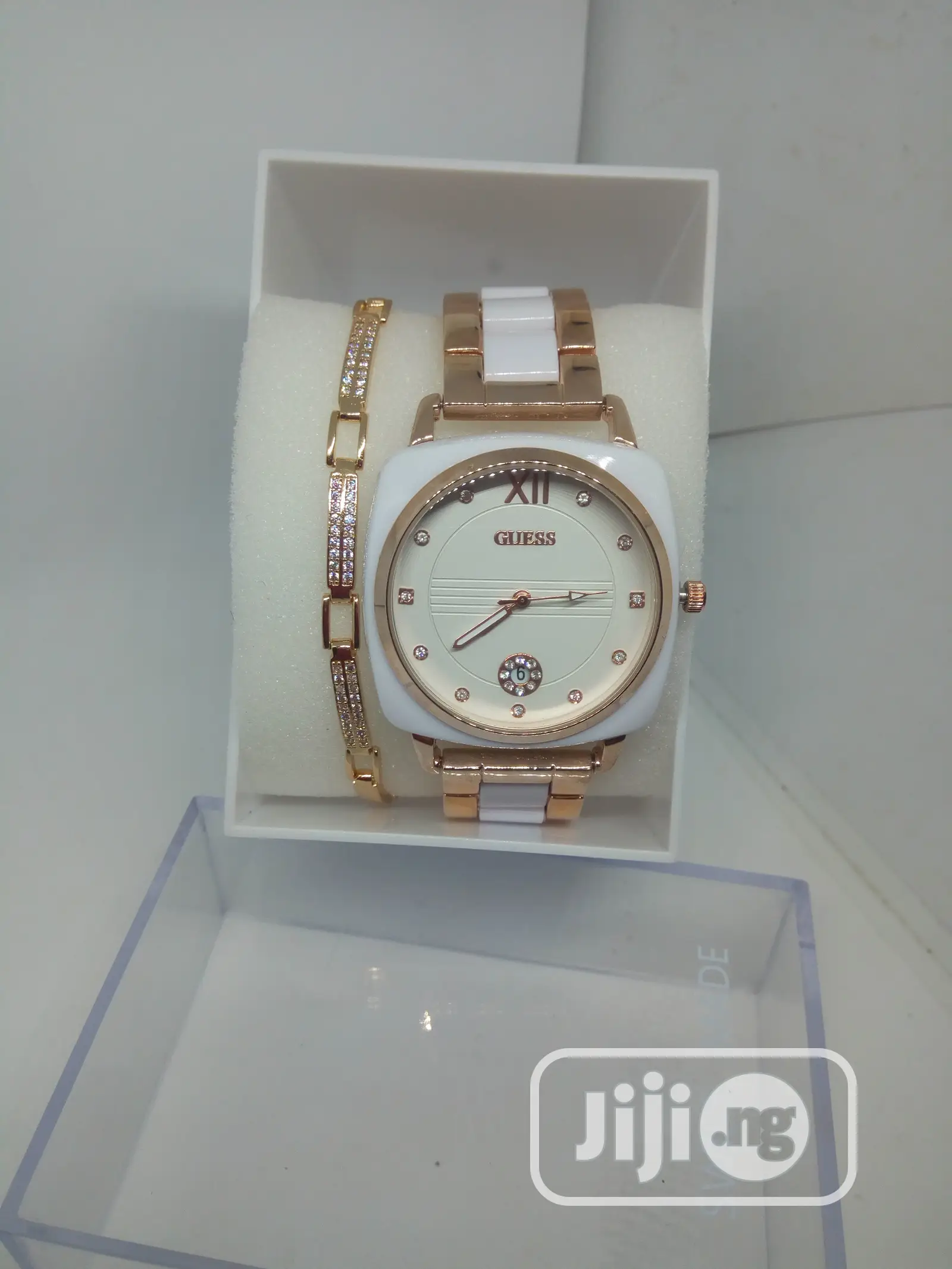Guess Exotic Female Watch With Handchain - White