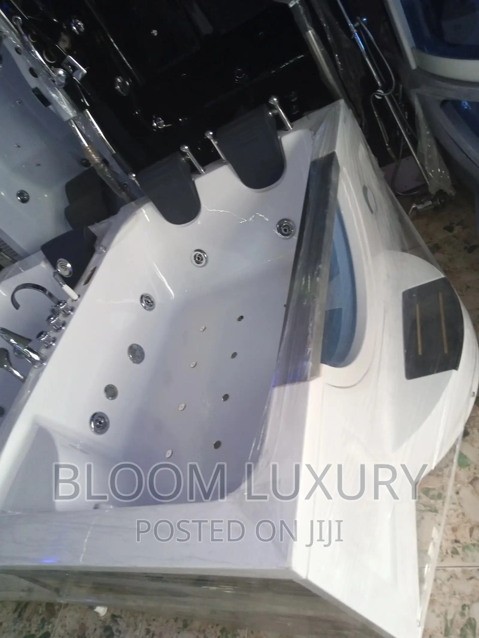 England Jacuzzi Bathtub With Glass