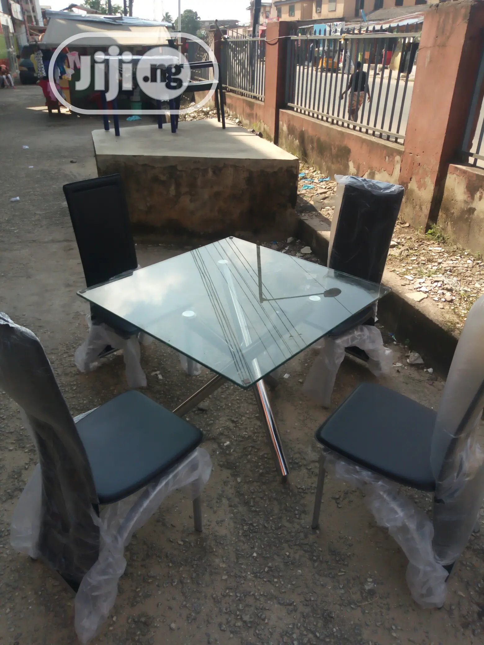 Dinninig Table With 4chairs