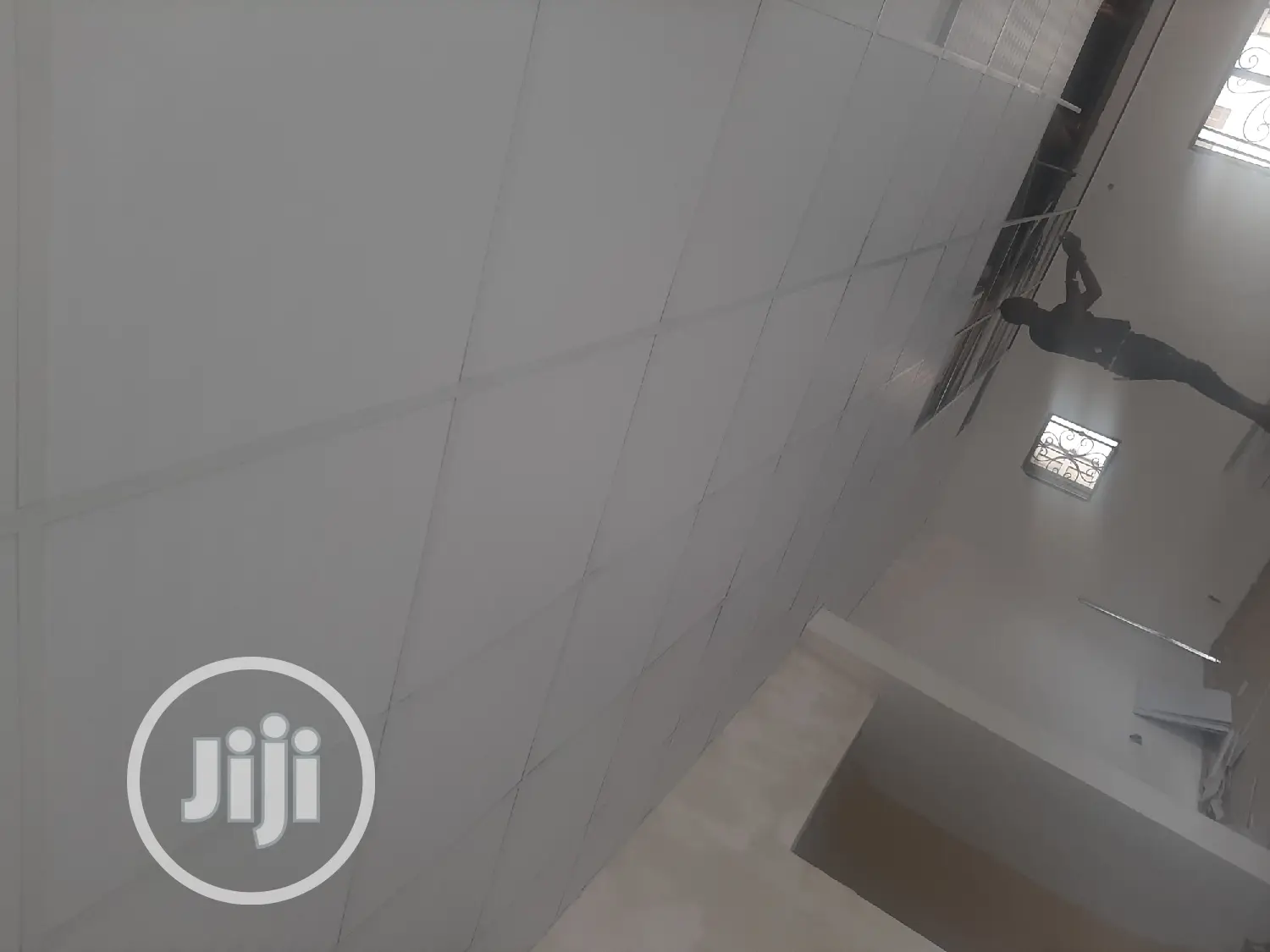 Suspended Ceiling/Woodenfloor/Window Blinds/Doors/Screeding