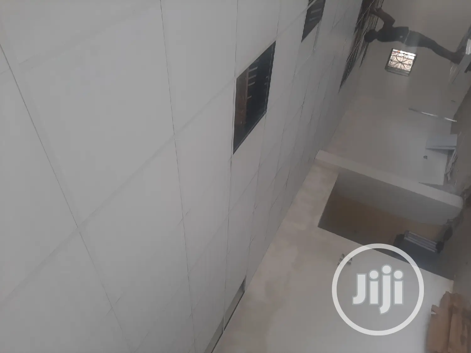 Suspended Ceiling/Woodenfloor/Window Blinds/Doors/Screeding