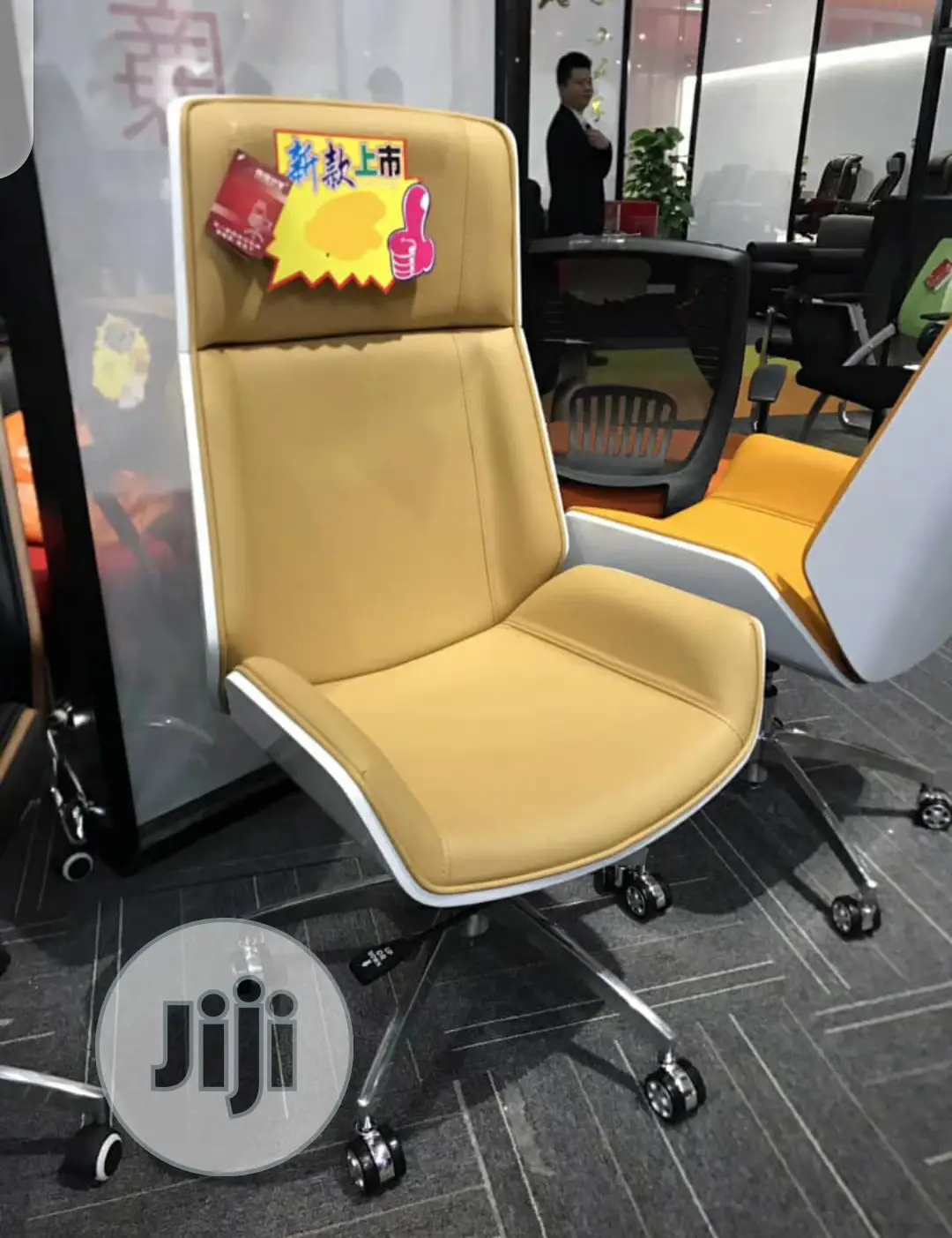 Light Yellow And White Back Executive Chair