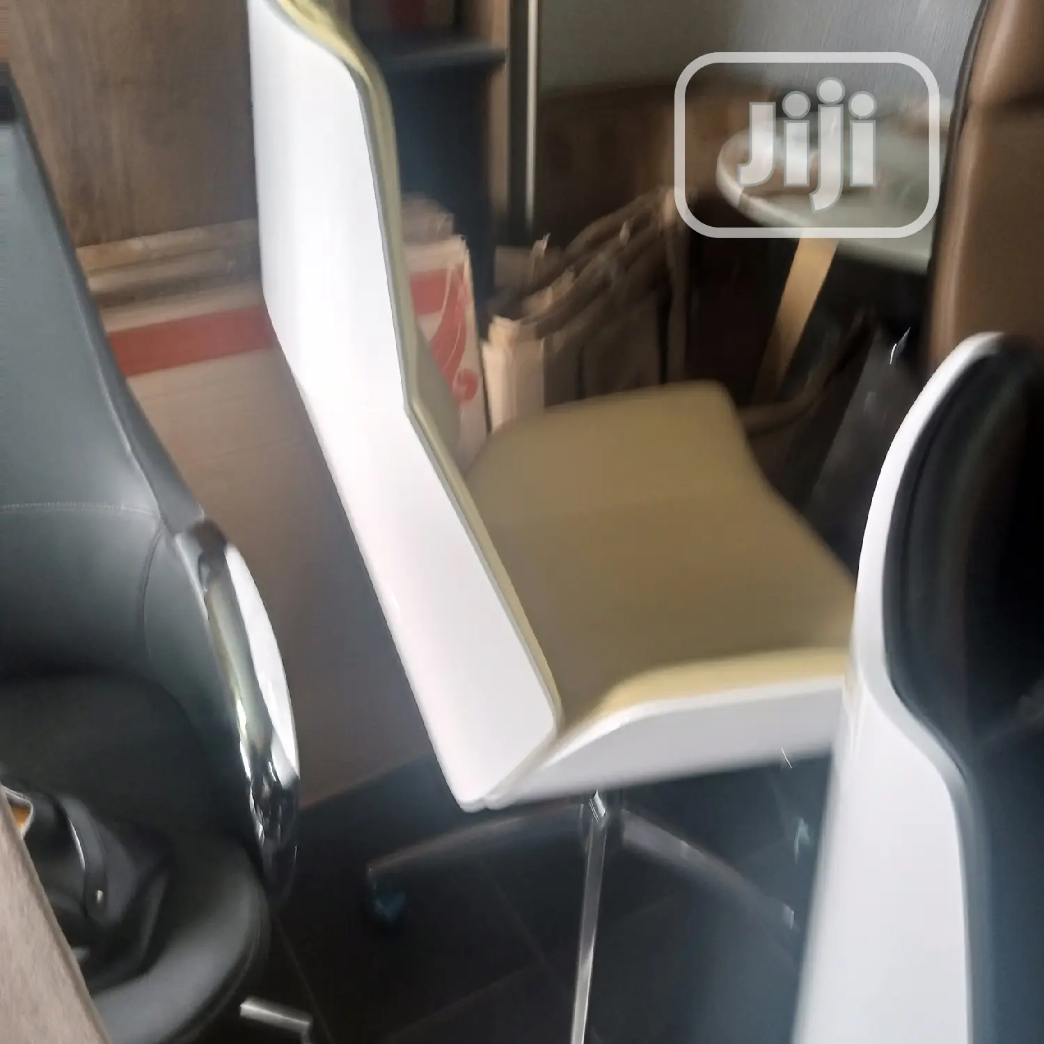 Light Yellow And White Back Executive Chair