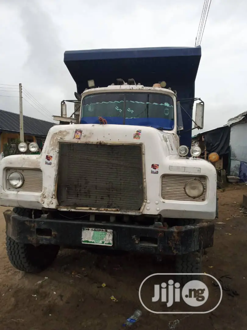 Mack Tipper R Model