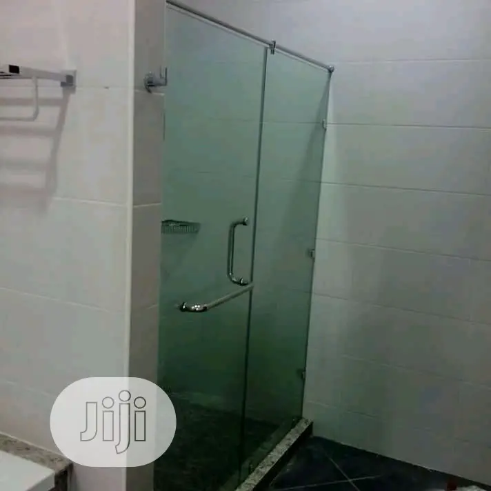 Shower Cubicle Straight Out
