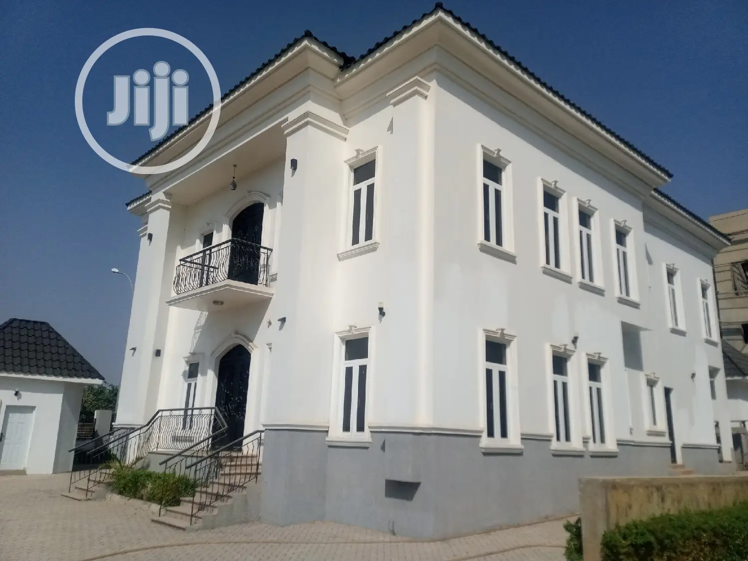 5bdrm Duplex in Guzape District for sale