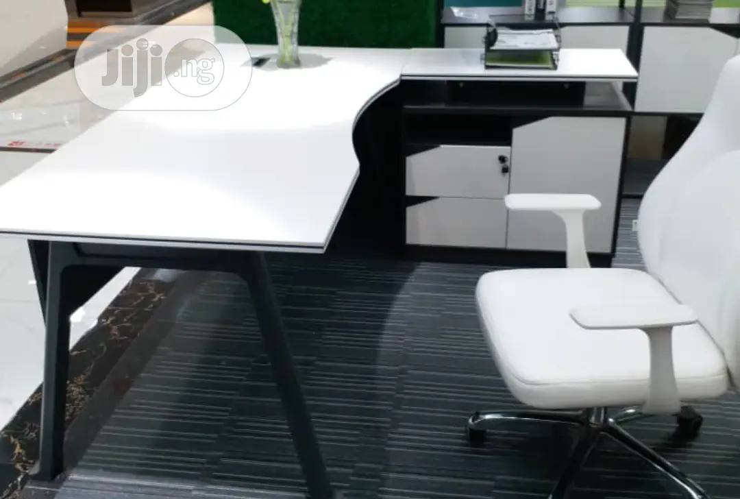 Size 1.4meters White And Grey Table