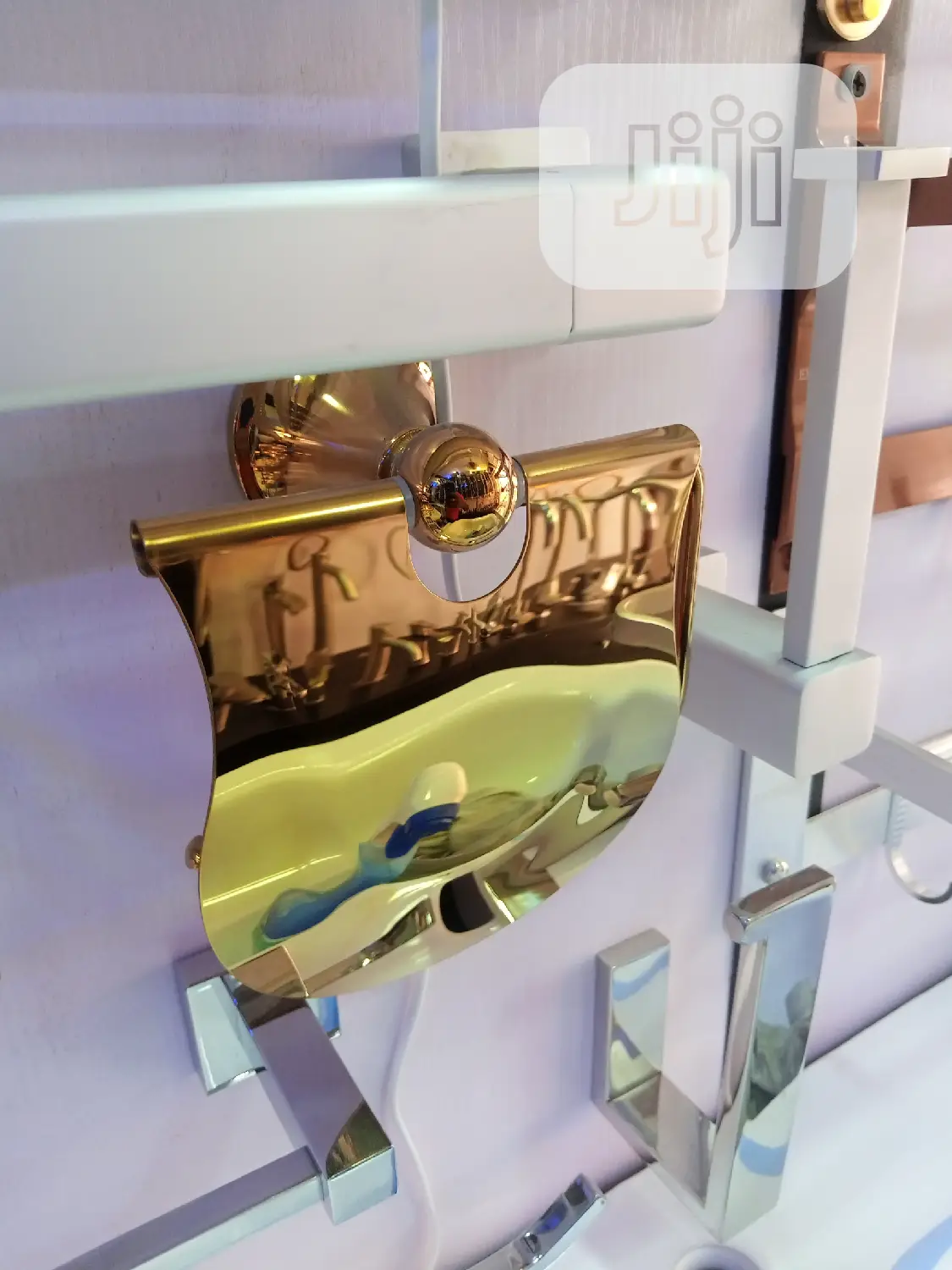Gold Tusse Holder